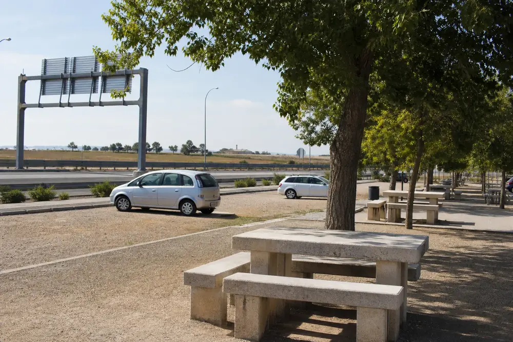 Área de descanso de carretera con vehículos aparcados