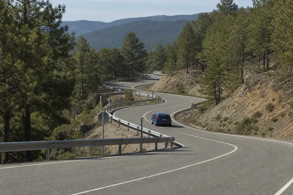 Carretera de montaña con curvas cerradas y guardarraíl