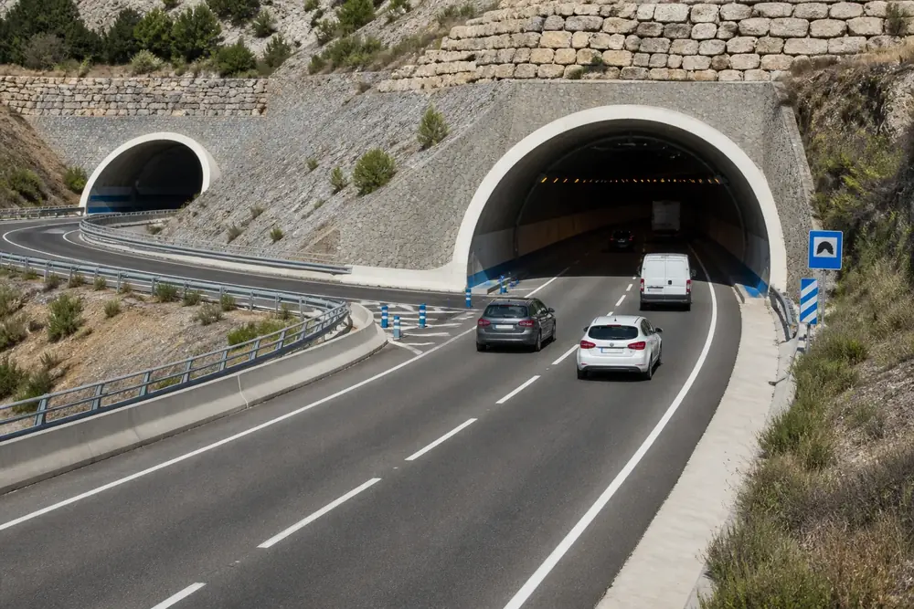 Entrada de un túnel de autovía con señalización lateral