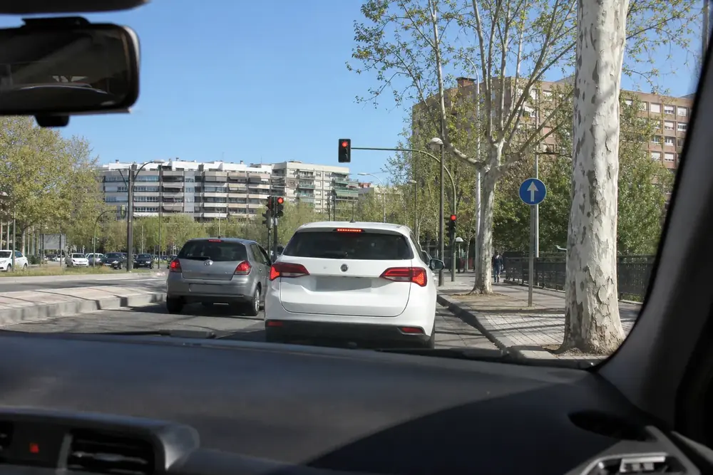 Cruce urbano con el semáforo en rojo visto desde el puesto de conducción