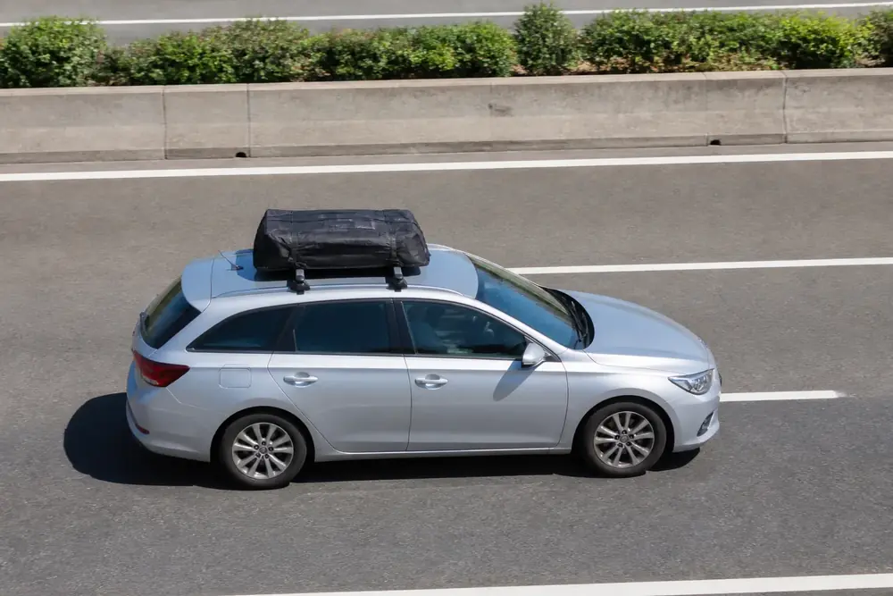 Coche con un cofre portaequipajes montado en el techo