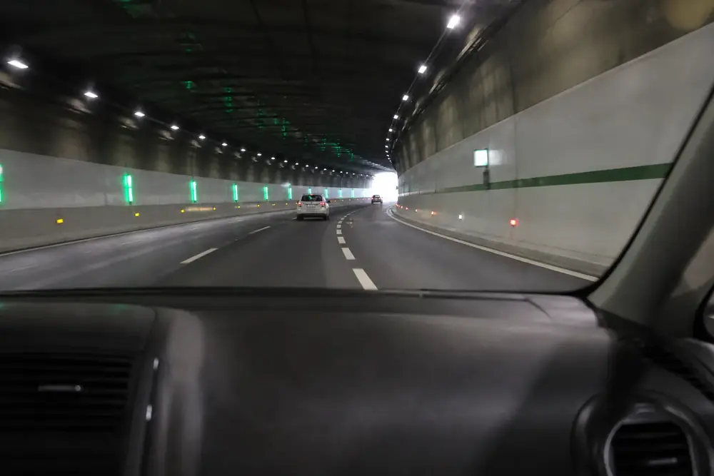 Interior de un túnel iluminado visto desde el puesto de conducción