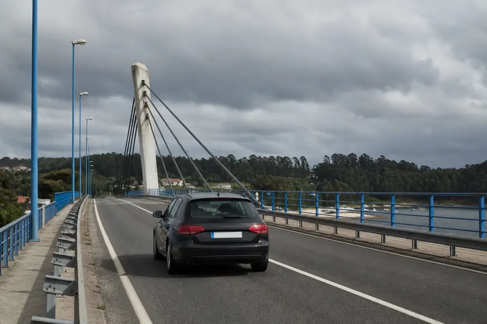Turismo cruzando un puente atirantado