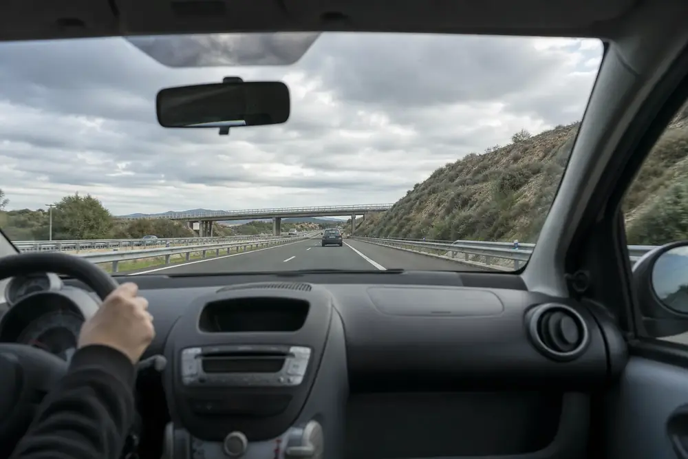 Conducción por autovía vista desde el interior del vehículo