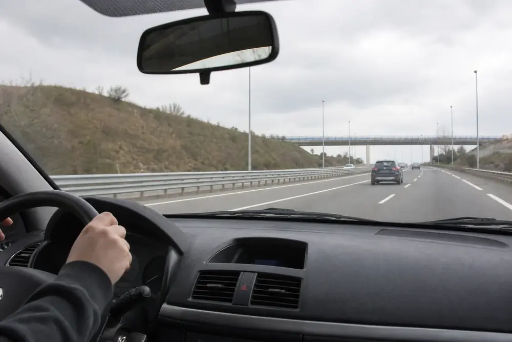 Conducción por autovía con ambas manos en el volante