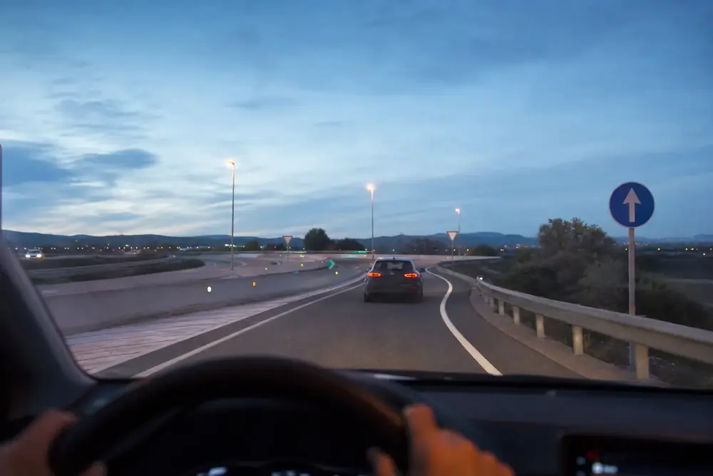 Incorporación a una autovía al anochecer vista desde el volante