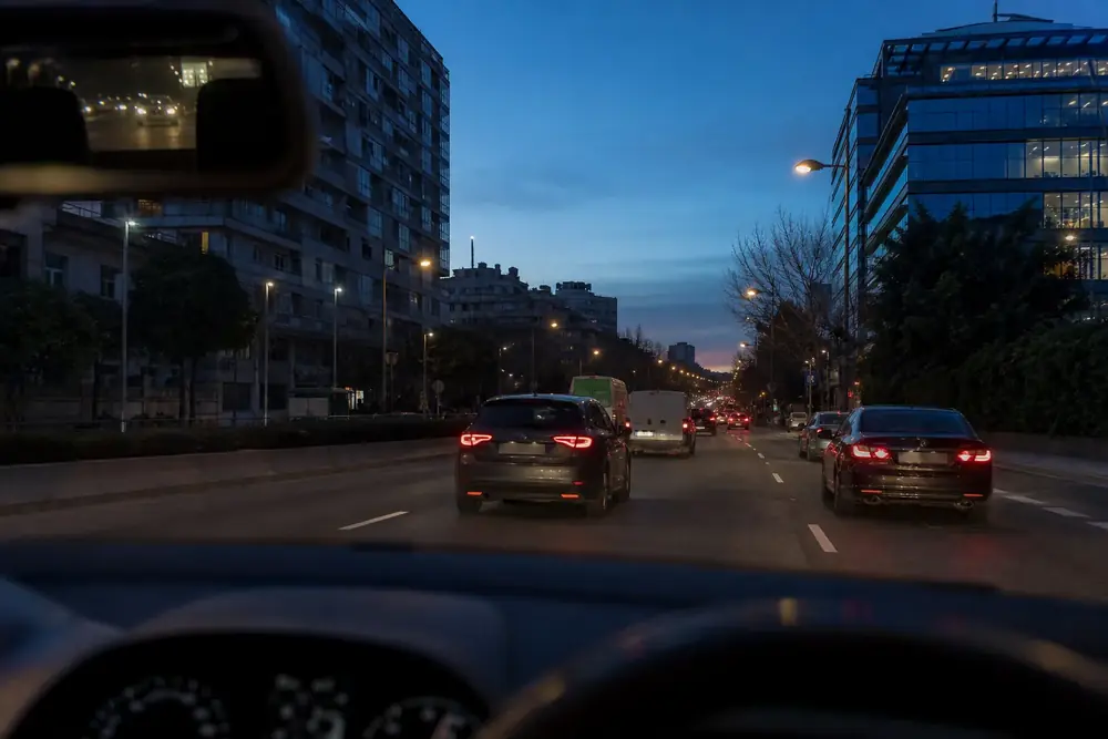 Avenida urbana de noche vista desde el puesto de conducción