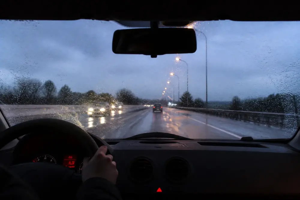 Conducción bajo lluvia intensa de noche con el parabrisas mojado