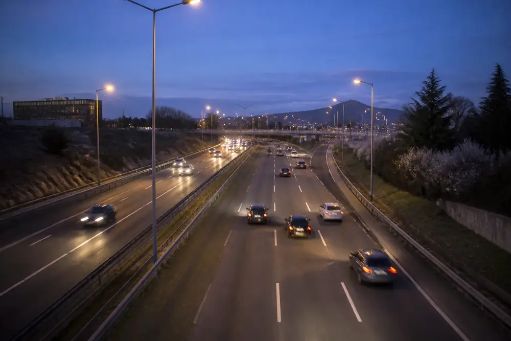 Autovía iluminada al anochecer vista desde un paso superior