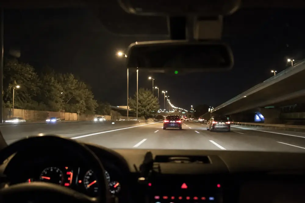 Conducción nocturna por una autovía iluminada