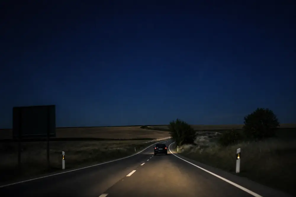 Carretera de noche iluminada solo por los faros del vehículo
