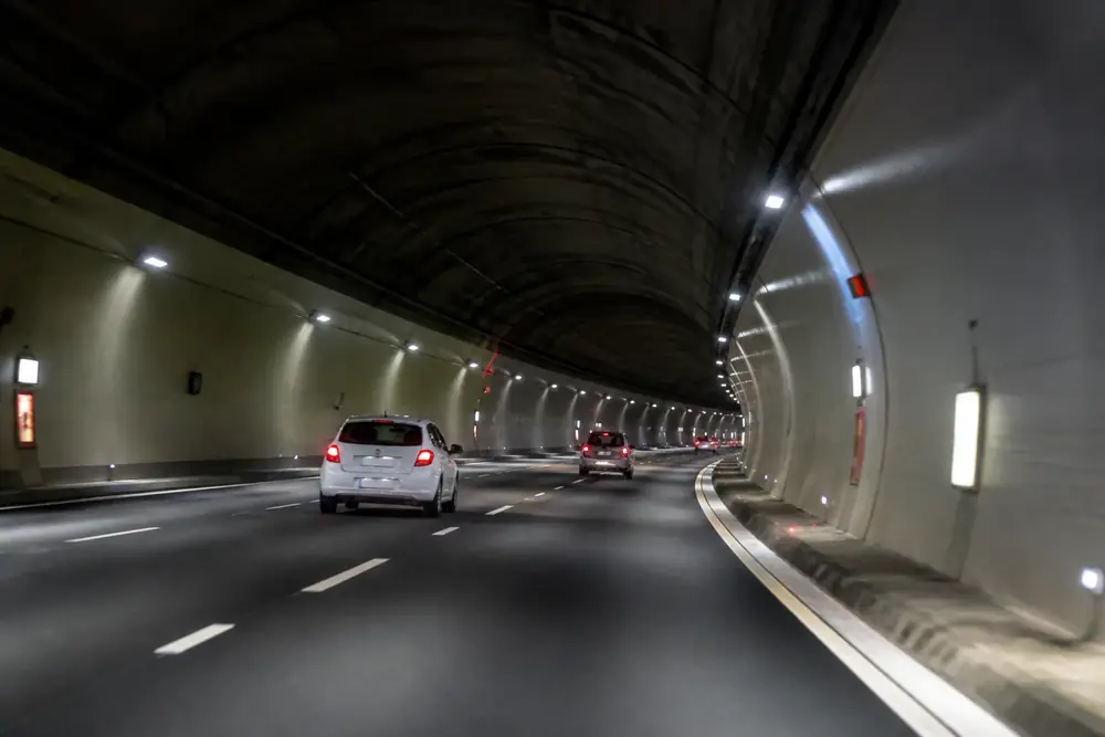 Interior de un túnel de autovía de noche