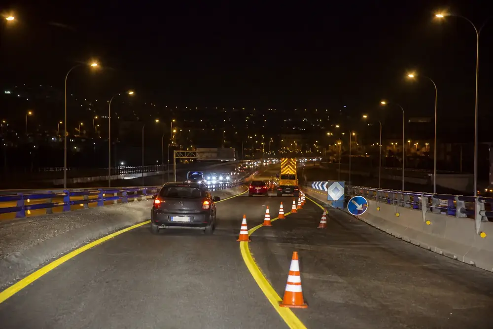 Obras nocturnas en autovía señalizadas con conos