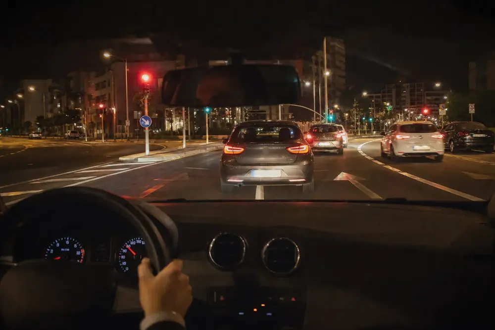 Cruce urbano de noche con el semáforo en rojo