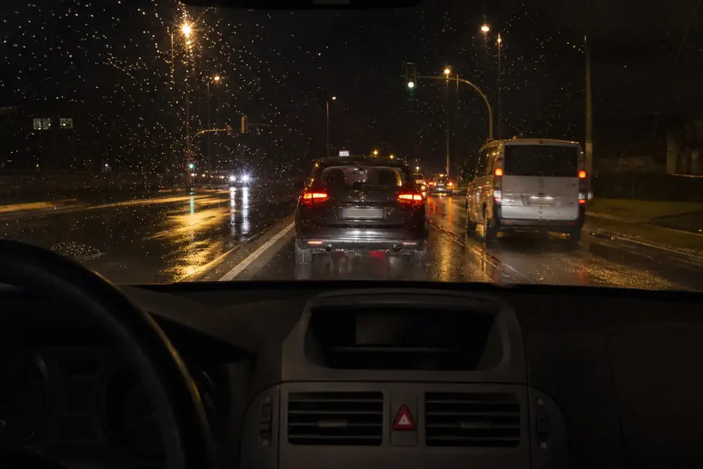 Conducción nocturna con lluvia y tráfico por delante