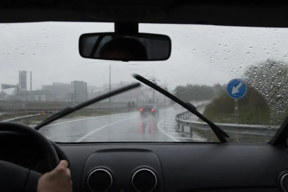 Conducción con los limpiaparabrisas en marcha bajo la lluvia