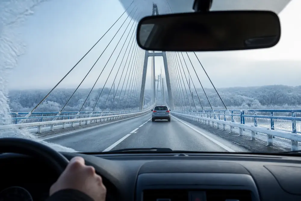 Puente atirantado con escarcha visto desde el puesto de conducción