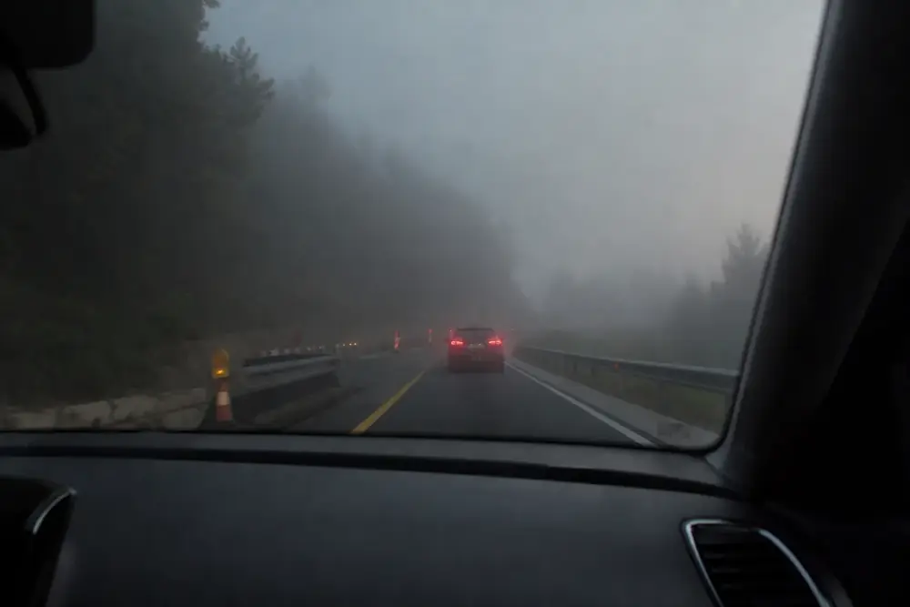 Conducción con niebla densa siguiendo unas luces traseras