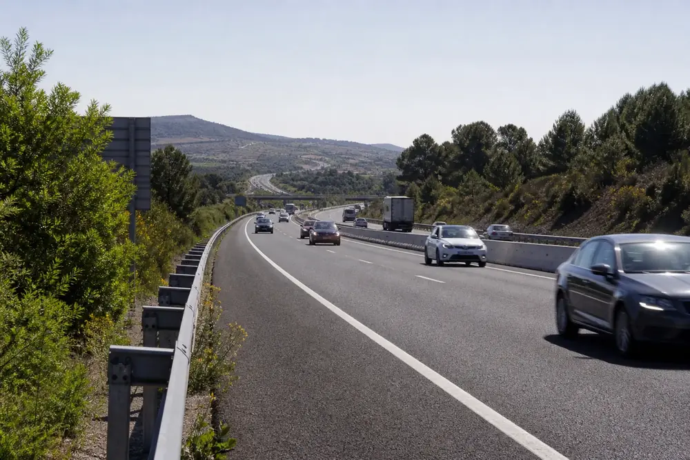 Autovía con varios vehículos vista desde el carril derecho