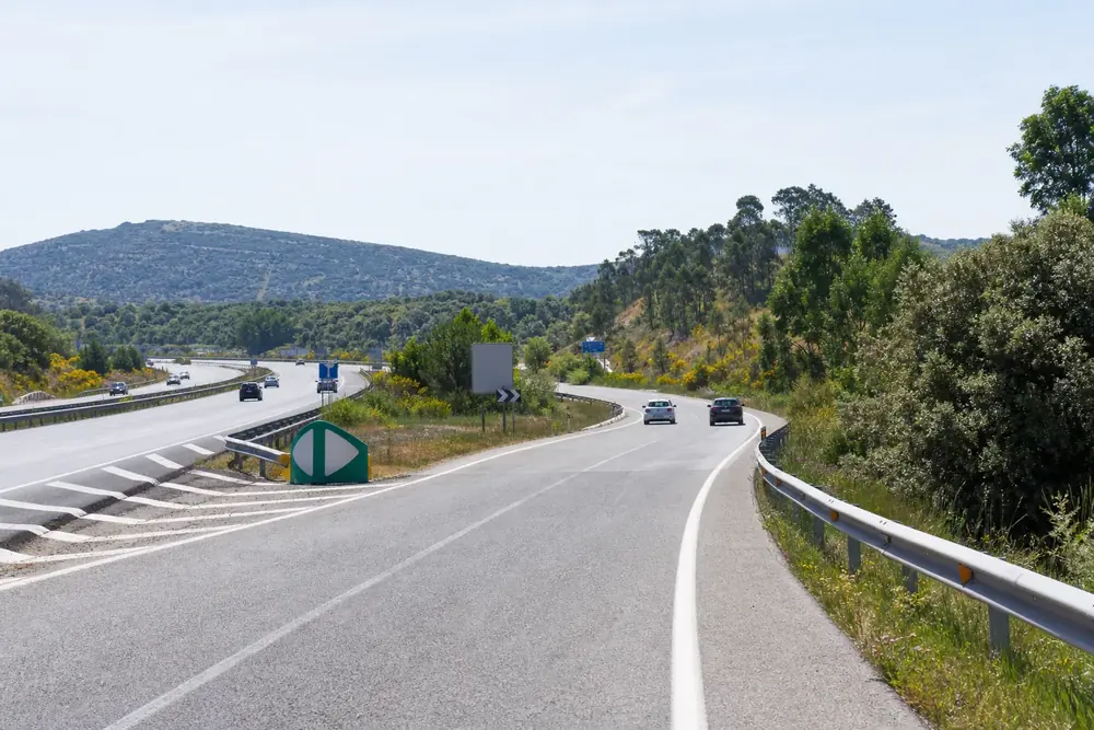 Salida de autovía con panel direccional verde