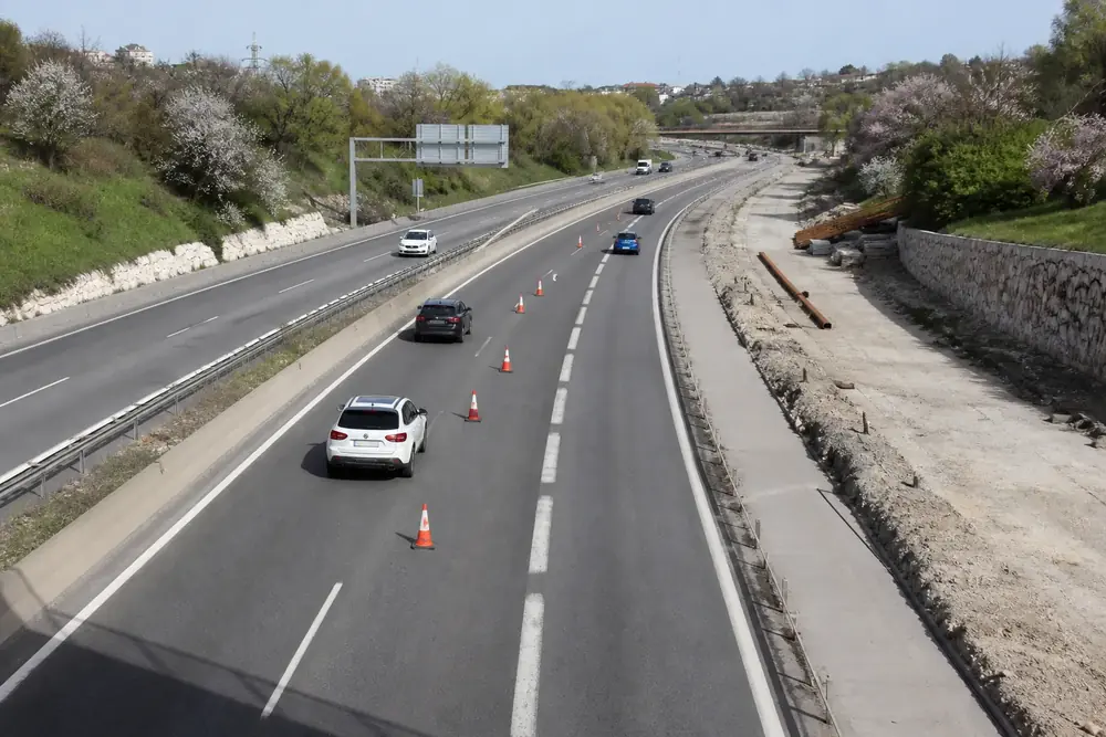 Obras en autovía señalizadas con conos, vista desde arriba