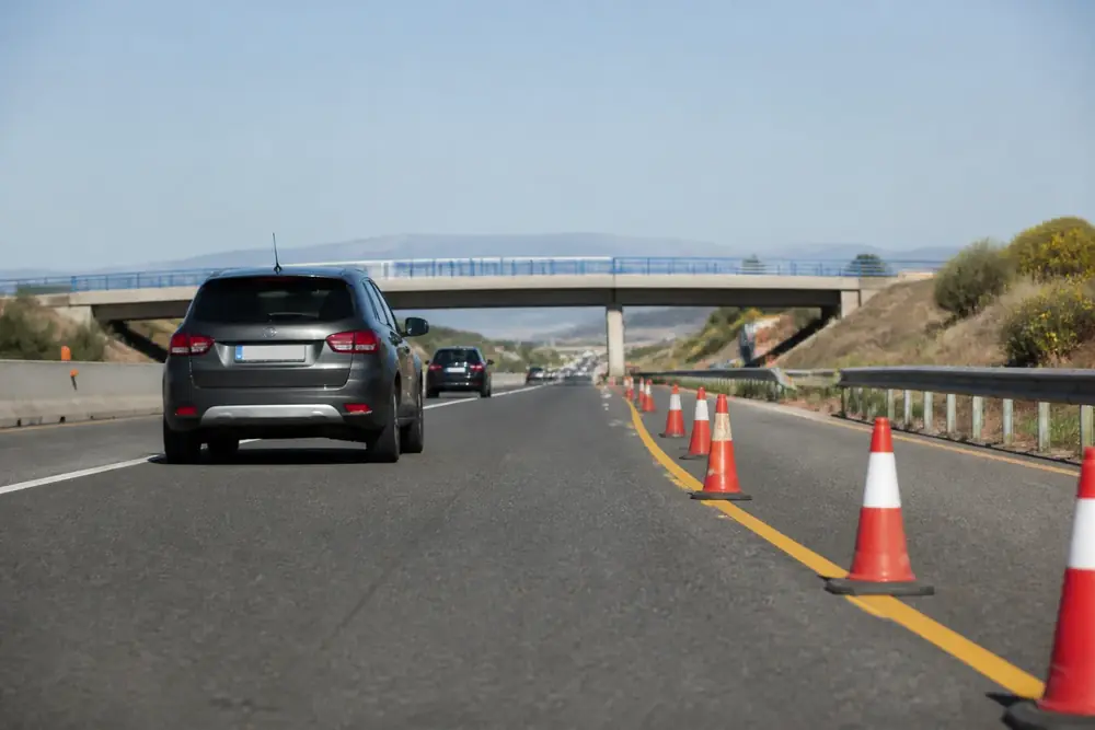 Obras en autovía delimitadas con conos vistas desde el volante