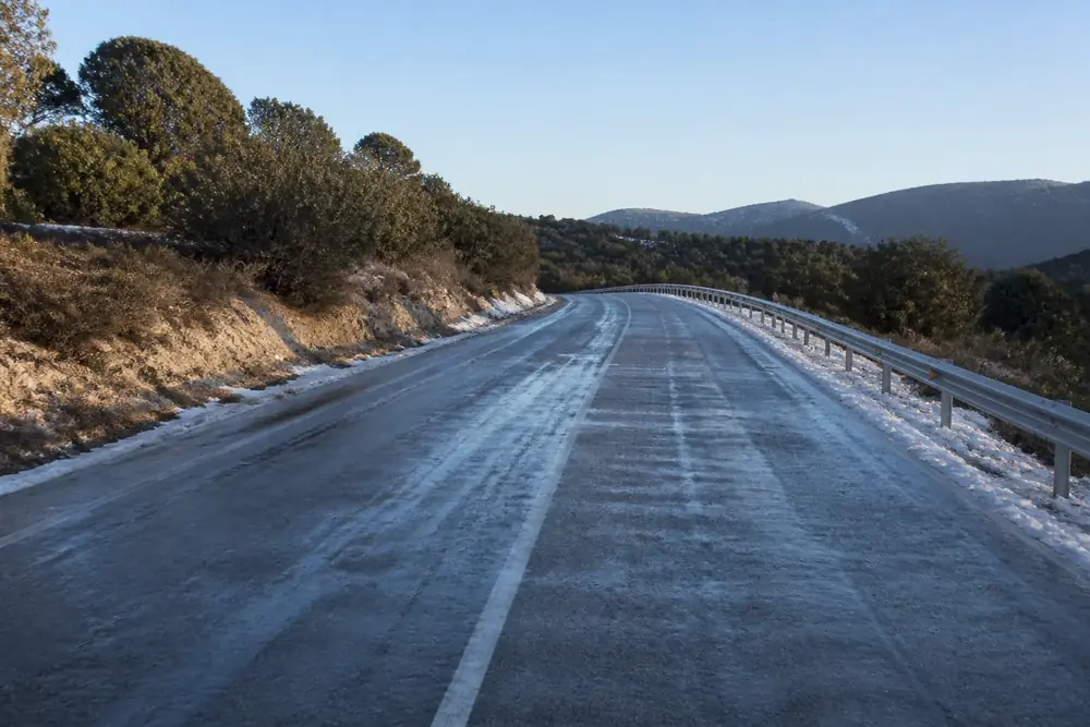 Carretera con una placa de hielo sobre el firme