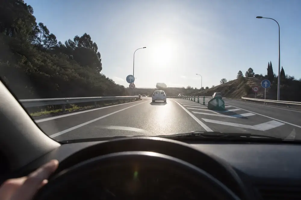 Conducción con el sol de frente por una autovía