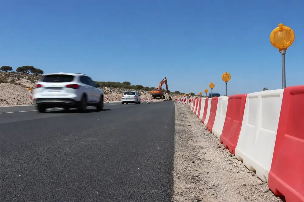 Obras en autovía delimitadas con barreras rojas y blancas