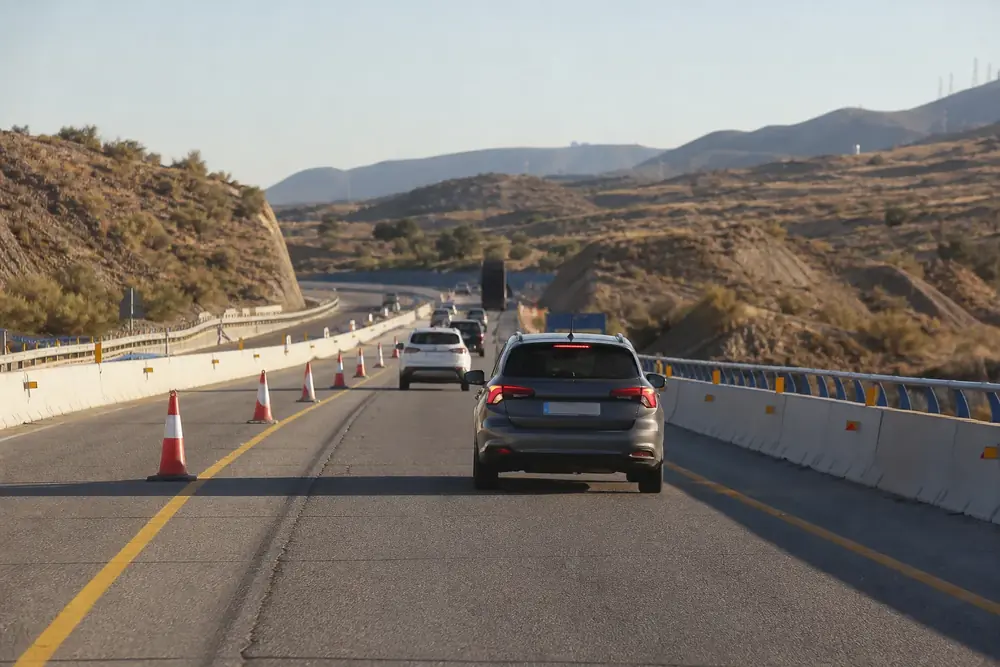 Obras con conos y barreras estrechando la autovía