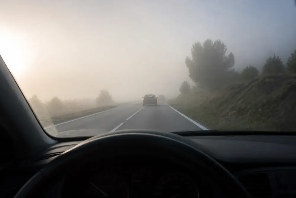 Conducción con niebla vista desde el puesto de conducción