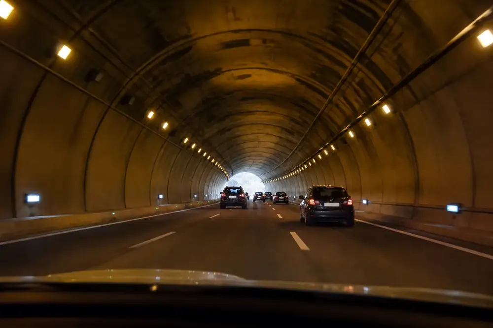 Interior de un túnel con tráfico en ambos carriles