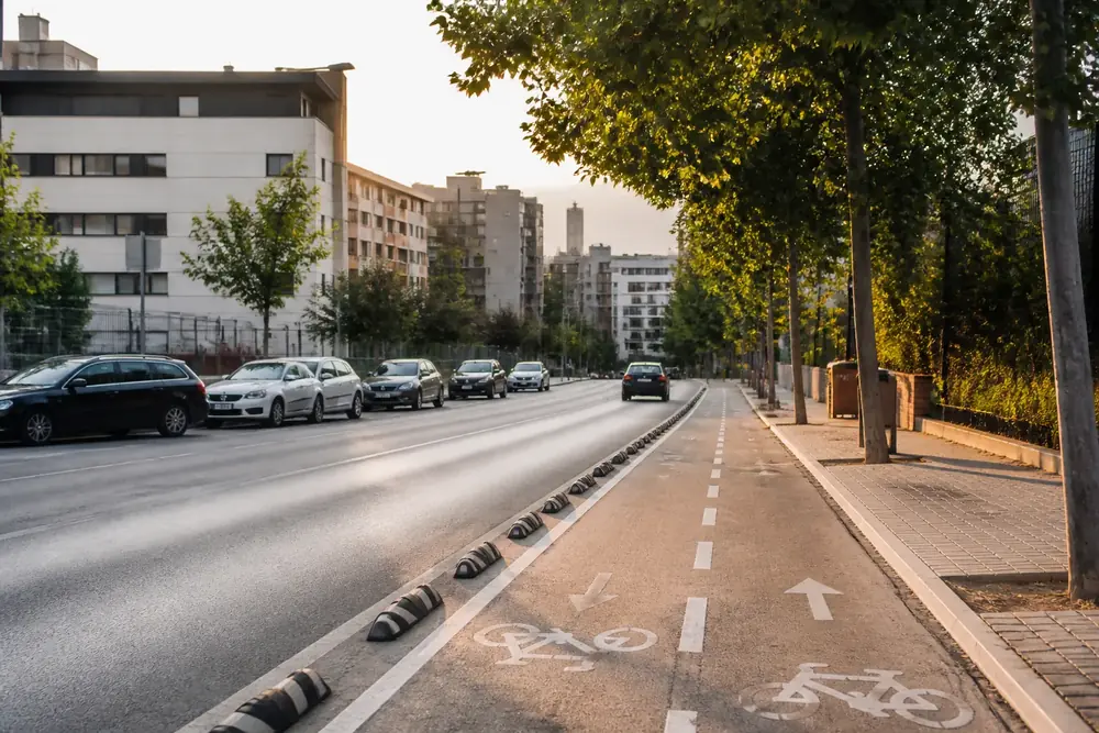 Carril bici segregado con separadores junto a la calzada