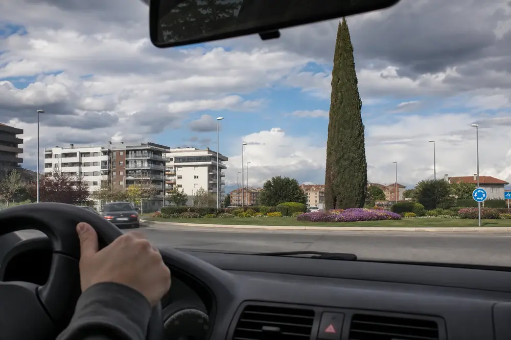 Entrada a una glorieta vista desde el puesto de conducción