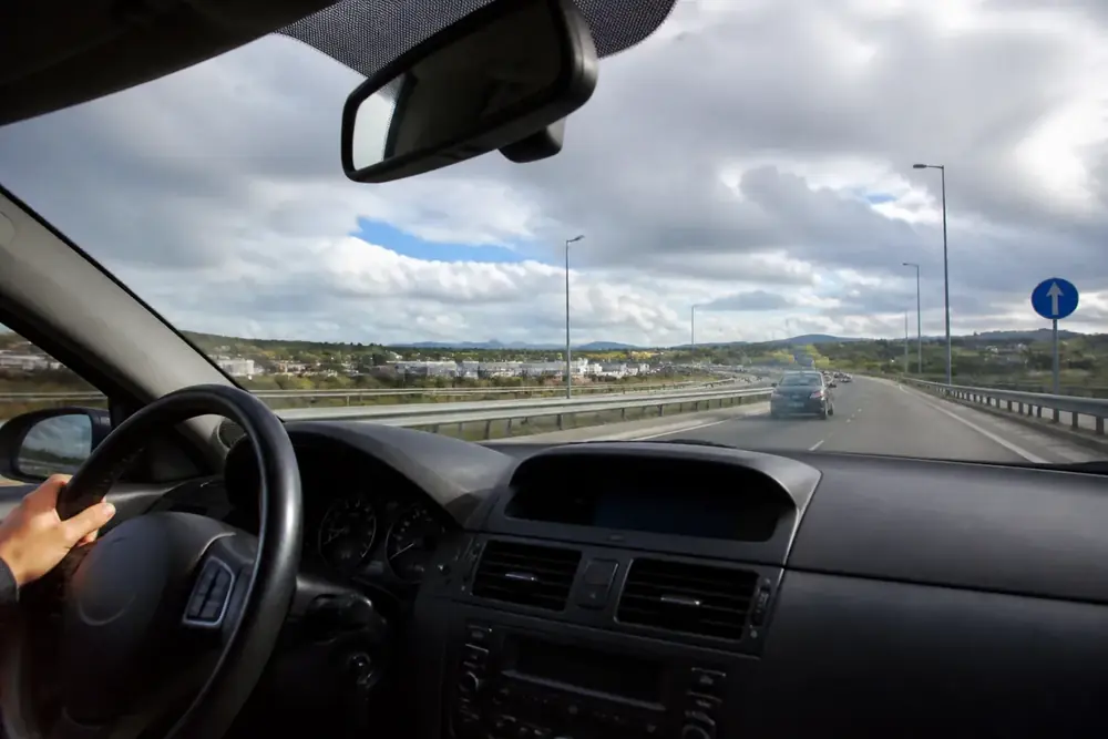 Conducción por autovía vista desde el puesto de conducción