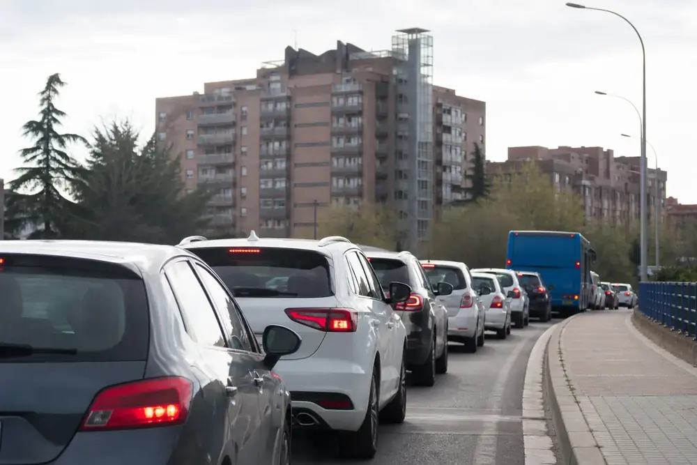 Retención en una avenida urbana con vehículos parados en fila