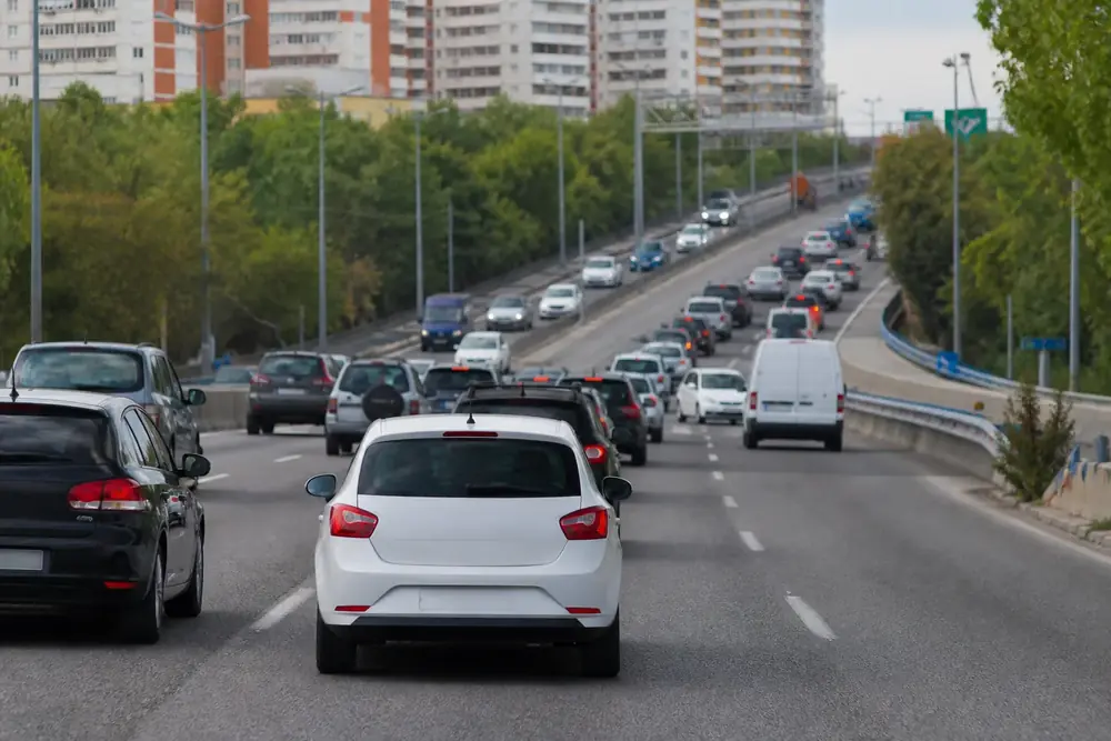 Retención en una autovía urbana vista desde el puesto de conducción
