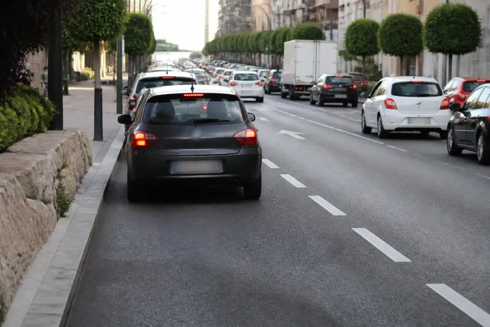 Retención en una calle con vehículos aparcados a ambos lados