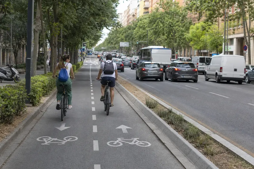 Dos ciclistas por un carril bici bidireccional señalizado