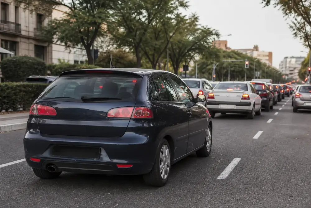 Retención en una avenida con vehículos detenidos en dos carriles