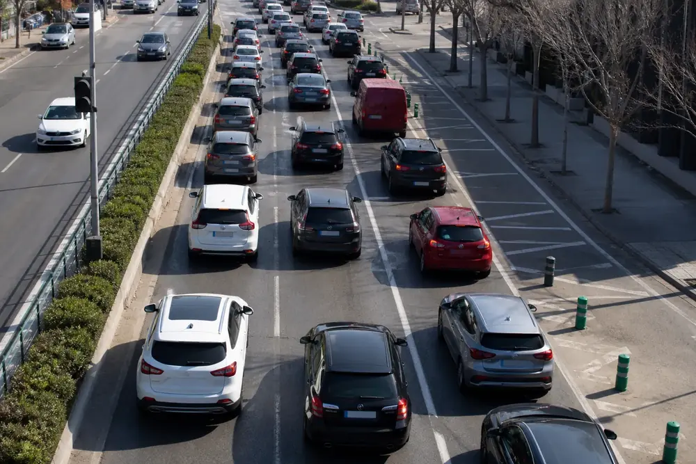 Retención en una avenida urbana vista desde arriba