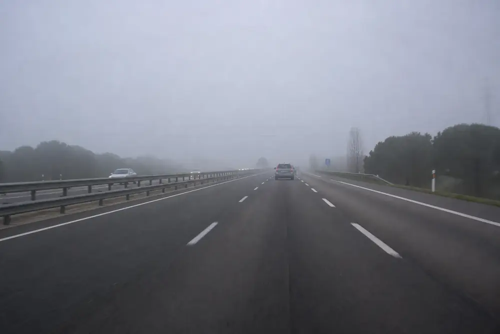 Autovía con niebla densa y visibilidad muy reducida