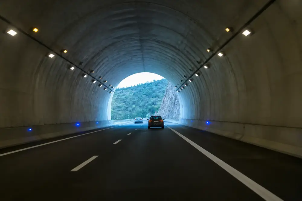 Interior de un túnel con la boca de salida iluminada