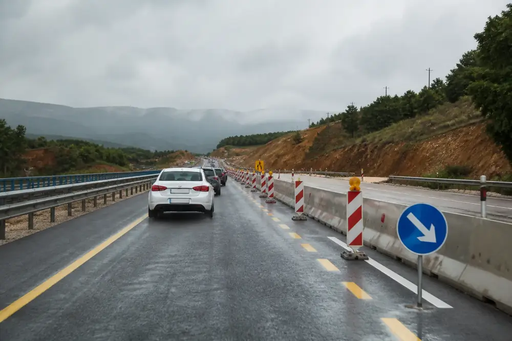Desvío de obras con marcas amarillas y señal de dirección obligatoria