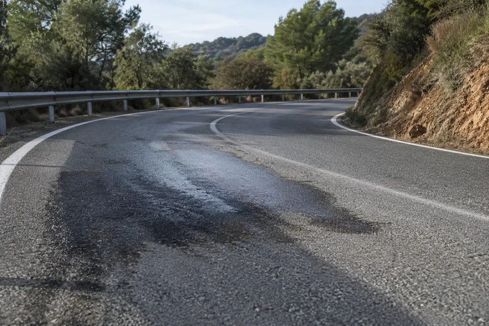 Mancha de aceite en una curva de carretera.