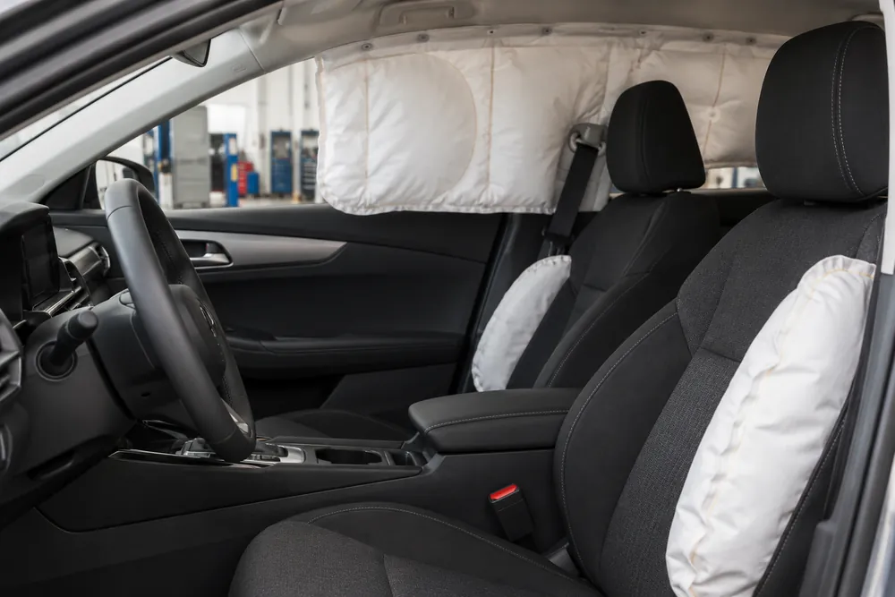 Airbag de cortina desplegado en el lateral de un turismo.