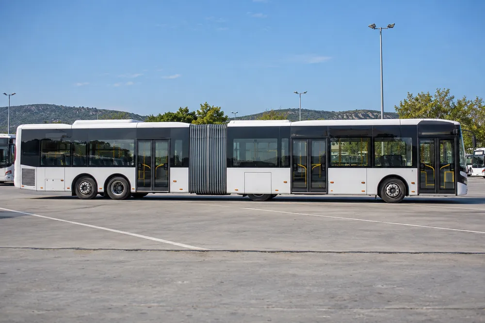 Autobús articulado estacionado.