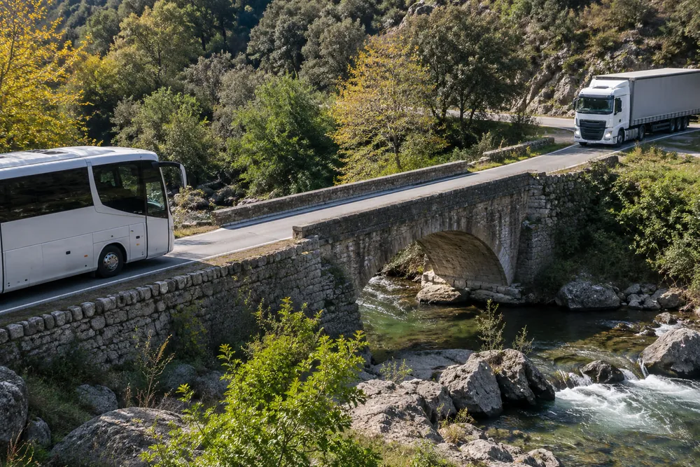 Autobús y camión ante un paso estrecho.