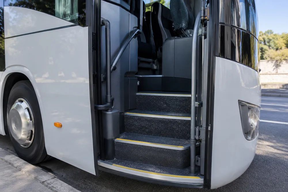 Puerta abierta y escalones de un autocar.
