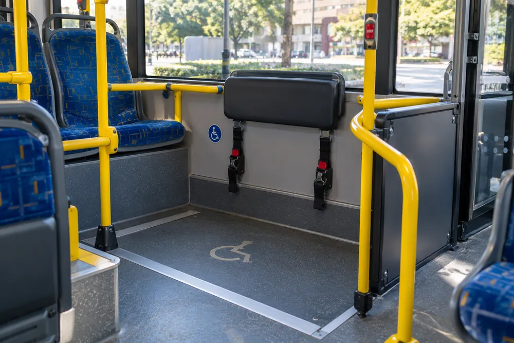 Espacio reservado a silla de ruedas en un autobús.